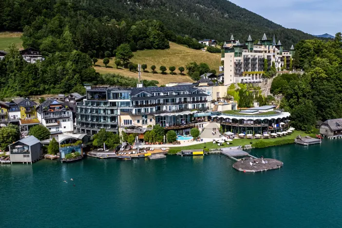 Ein Blick von oben auf die scalaria am Wolfgangsee bei Sonnenschein und strahlend blauem Himmel.
