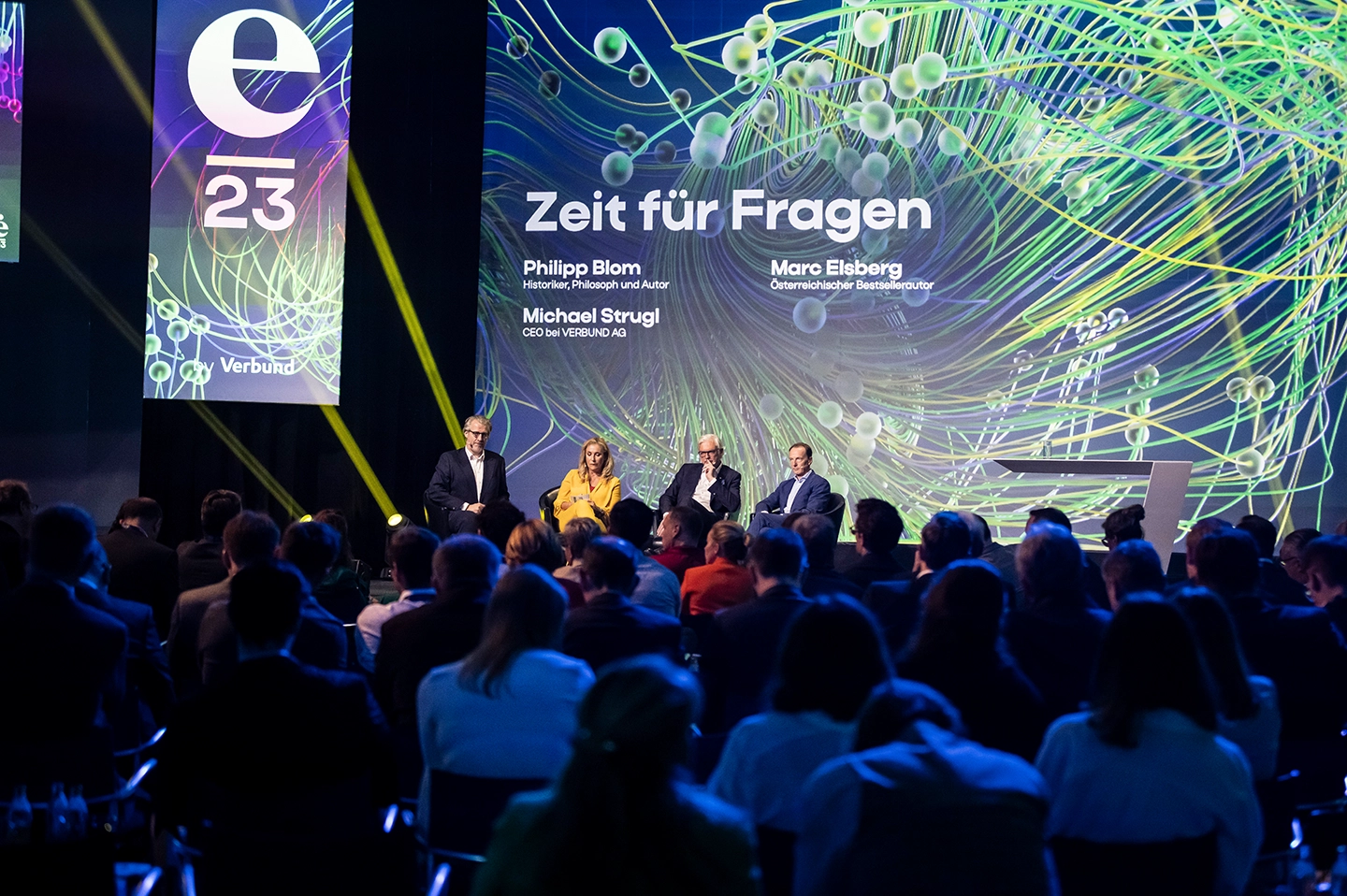 Im Plenum auf der Bühne: Philipp Blom, Michael Strugel und Marc Elsberg mit Moderatorin.