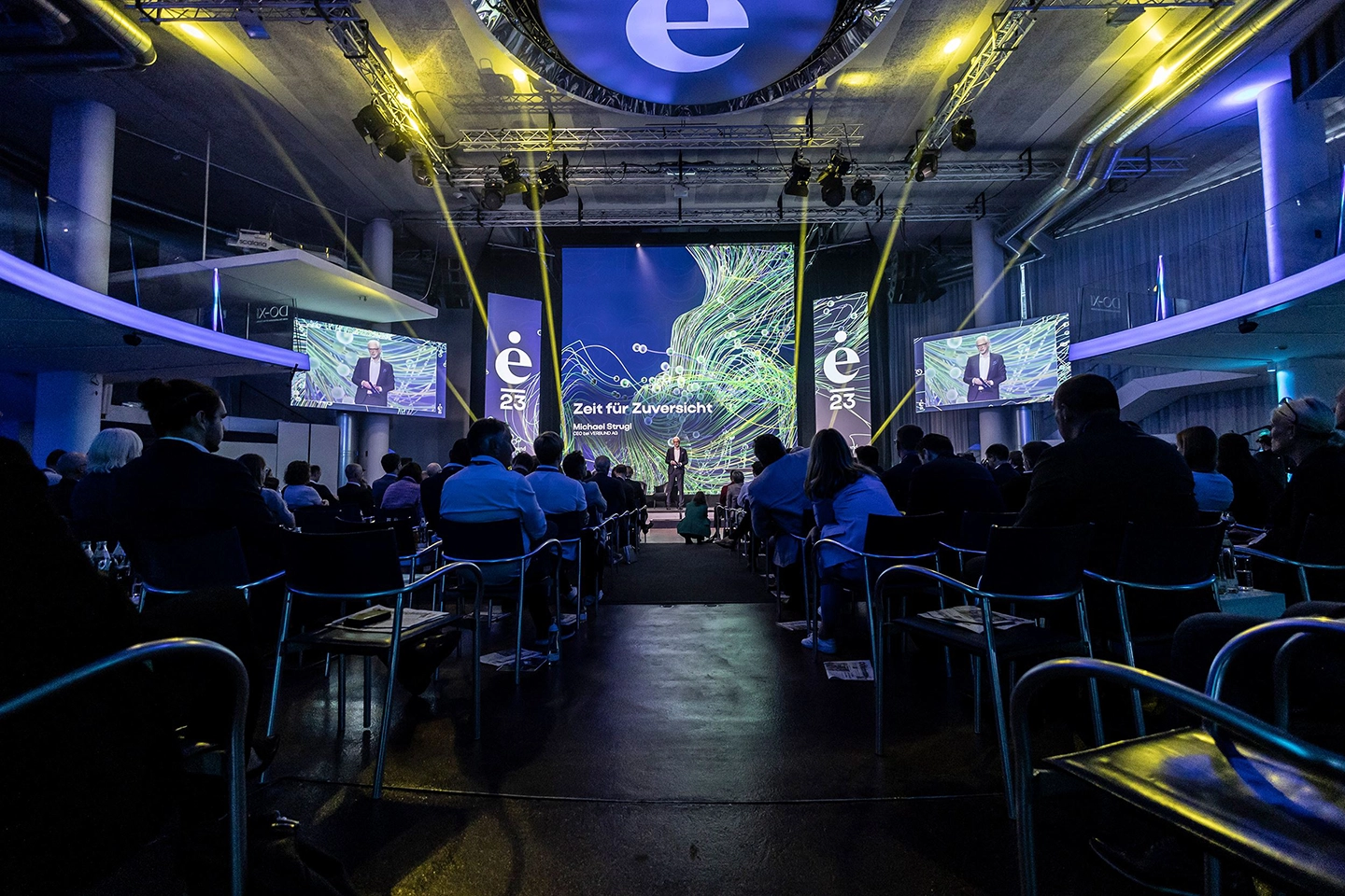 Ein Blick in den Vortragsraum der inspire 2023. Michael Strugl präsentiert gerade sein Intro "Zeit für Zuversicht".