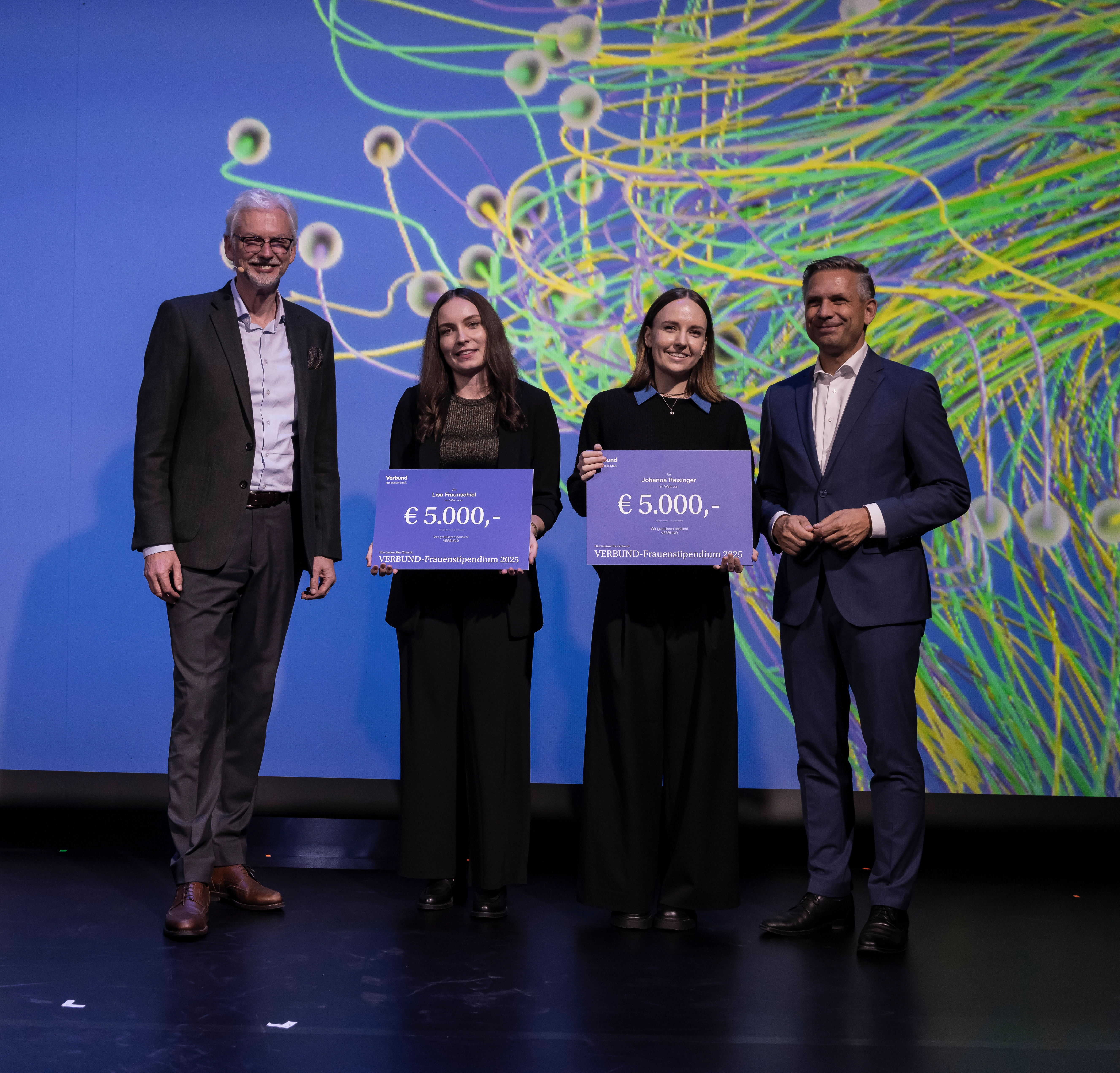 Auf der Bühne: Michael Strugl mit den Stipendiatinnen Lisa Fraunschiel und Johanna Reisinger. Rechts: Wolfgang Hattmannsdorfer. Foto: Mirja Geh