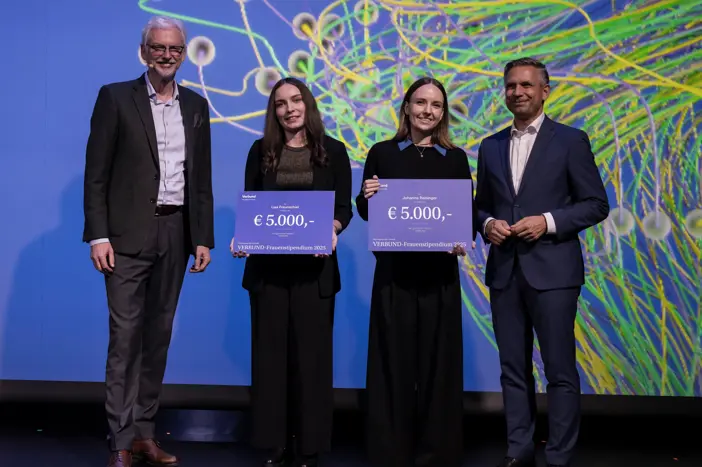 Auf der Bühne: Michael Strugl mit den Stipendiatinnen Lisa Fraunschiel und Johanna Reisinger. Rechts: Wolfgang Hattmannsdorfer. Foto: Mirja Geh