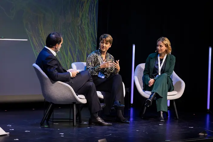 Gudrun Heidenreich-Pérez und Martina Saller verdeutlichten, dass die Digitalisierung ein Teil der Lösung ist. Foto Mirja Geh.
