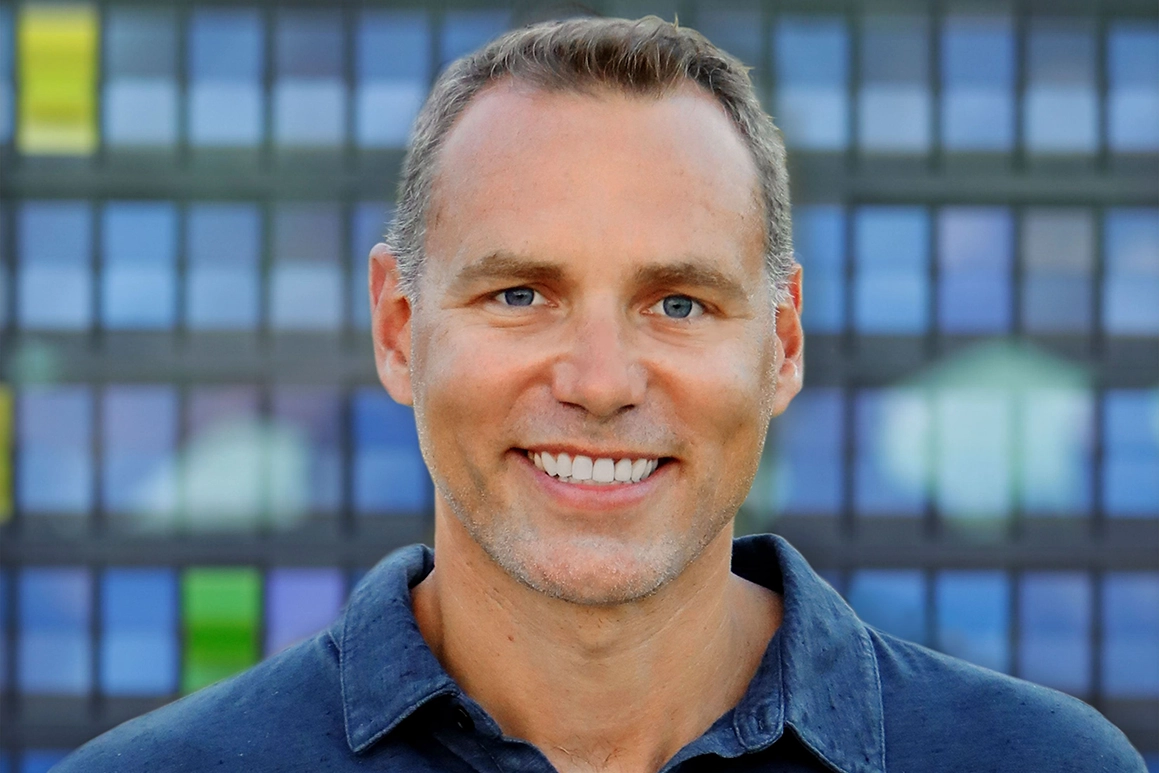 Dan Matthies lächelt in die Kamera. Er trägt ein dunkelblaues Hemd.
