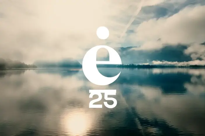Im Hintergrund sehen wir einen See bei Sonnenaufgang. Im Vordergrund ist das Logo des INSPIRE energy summit in weiß zu sehen.