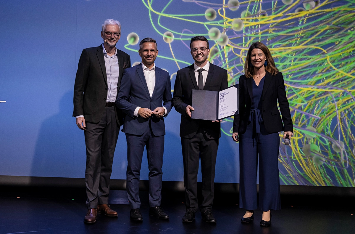 Michael Strugl, Wolfgang Hattmannsdorfer und Barbara Schmidt gratulieren Matthias Salomon, dem ersten Preisträge des Roland-Langthaler-Preises. Foto: Mirja Geh